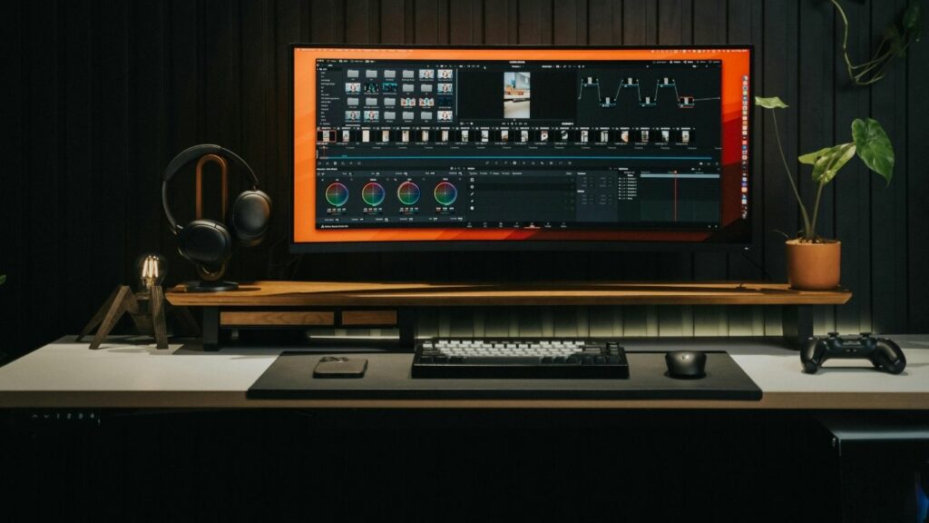 Equipo de edición de audio y video para un podcast profesional Título